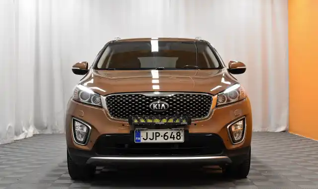 Ruskea Maastoauto, Kia Sorento – JJP-648