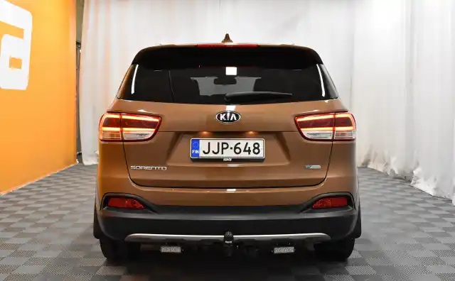 Ruskea Maastoauto, Kia Sorento – JJP-648