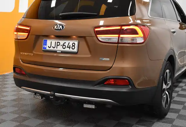 Ruskea Maastoauto, Kia Sorento – JJP-648