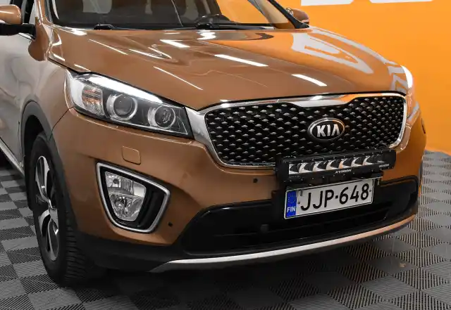 Ruskea Maastoauto, Kia Sorento – JJP-648