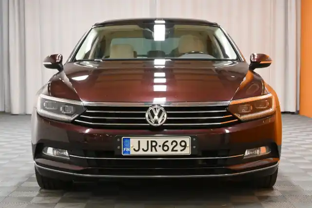 Punainen Sedan, Volkswagen Passat – JJR-629