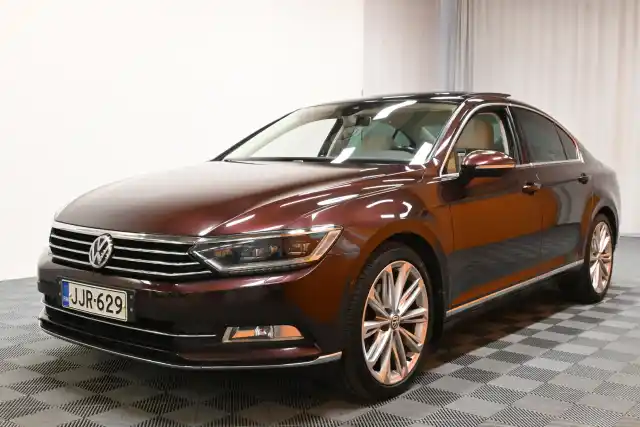 Punainen Sedan, Volkswagen Passat – JJR-629