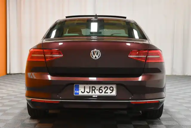 Punainen Sedan, Volkswagen Passat – JJR-629