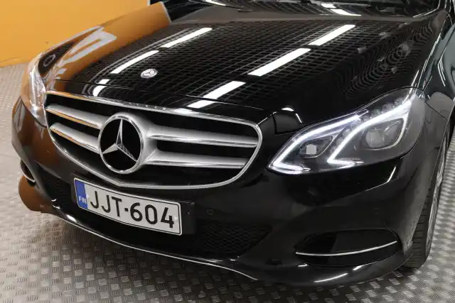 Musta Sedan, Mercedes-Benz E – JJT-604