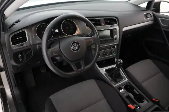 Harmaa Viistoperä, Volkswagen Golf – JJU-911