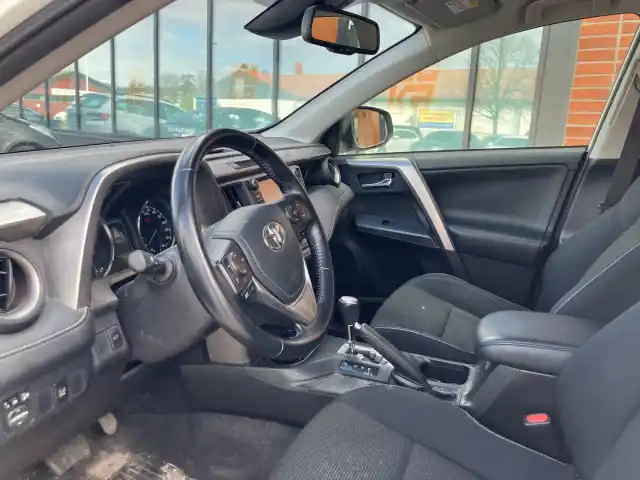 Valkoinen Maastoauto, Toyota RAV4 – JJV-118