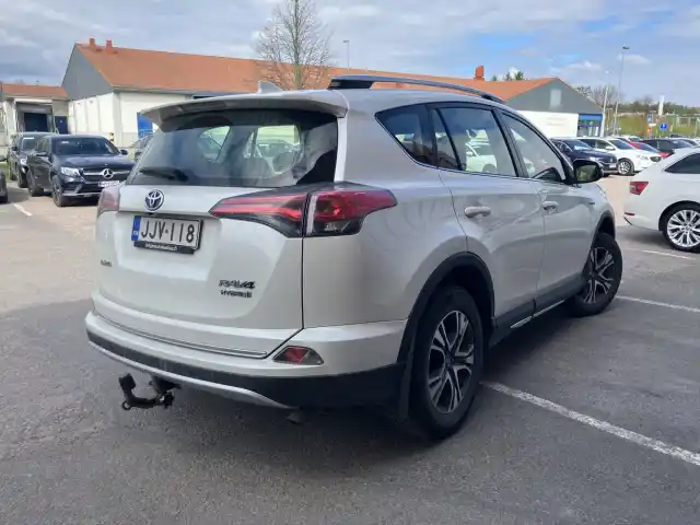 Valkoinen Maastoauto, Toyota RAV4 – JJV-118
