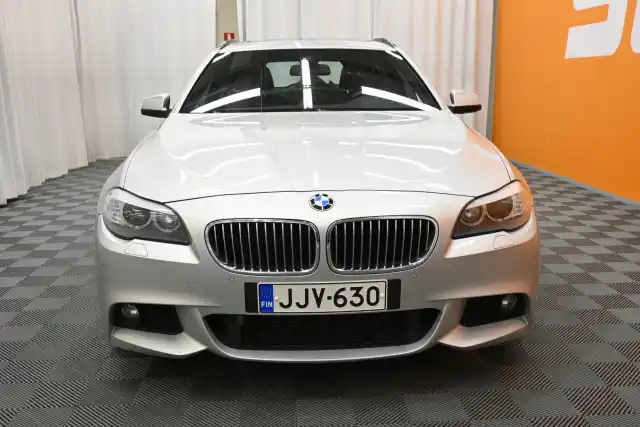 Harmaa Farmari, BMW 530 – JJV-630