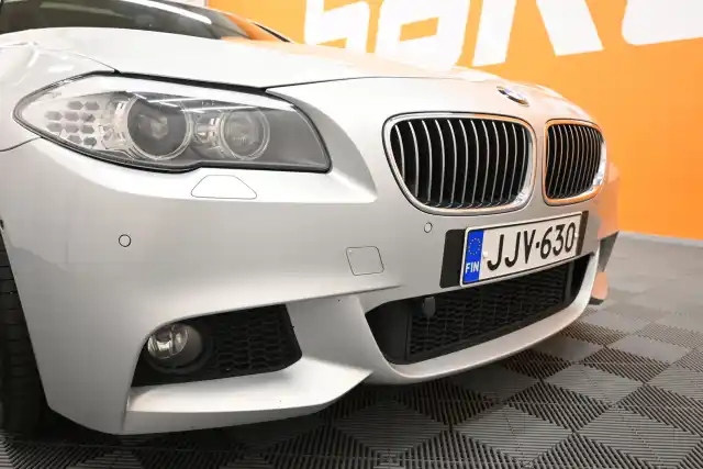 Harmaa Farmari, BMW 530 – JJV-630