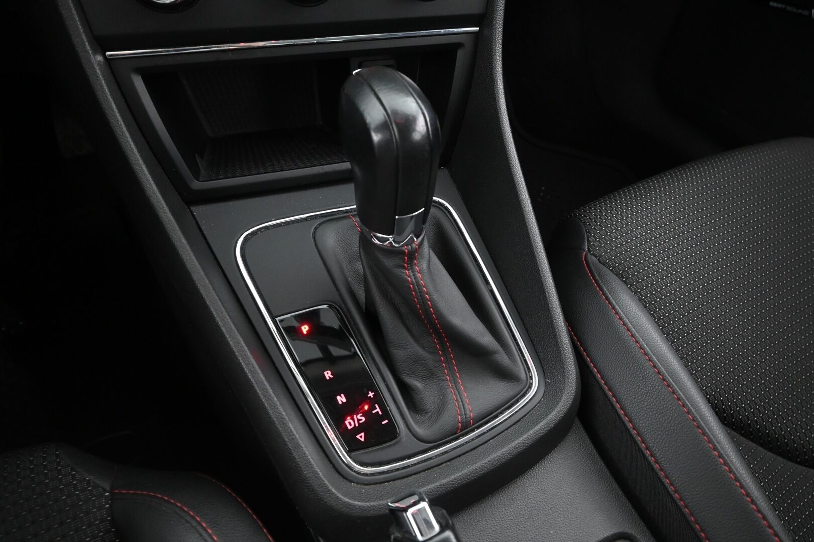 Valkoinen Farmari, Seat Leon ST – JJV-800