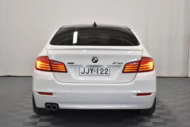 Valkoinen Sedan, BMW 520 – JJY-122
