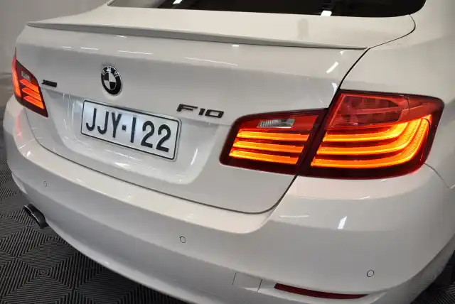 Valkoinen Sedan, BMW 520 – JJY-122