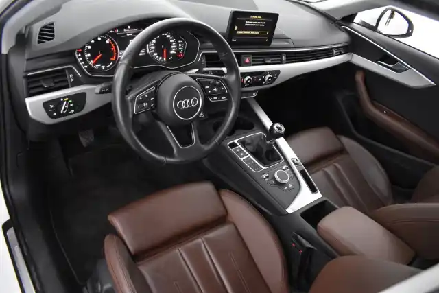 Valkoinen Sedan, Audi A4 – JJY-498