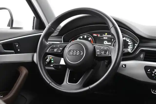 Valkoinen Sedan, Audi A4 – JJY-498