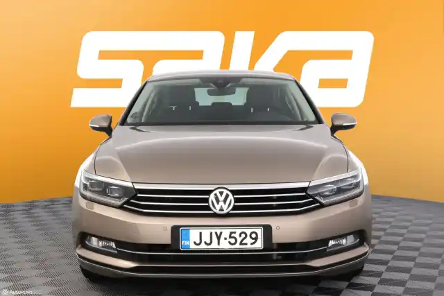 Ruskea Sedan, Volkswagen Passat – JJY-529