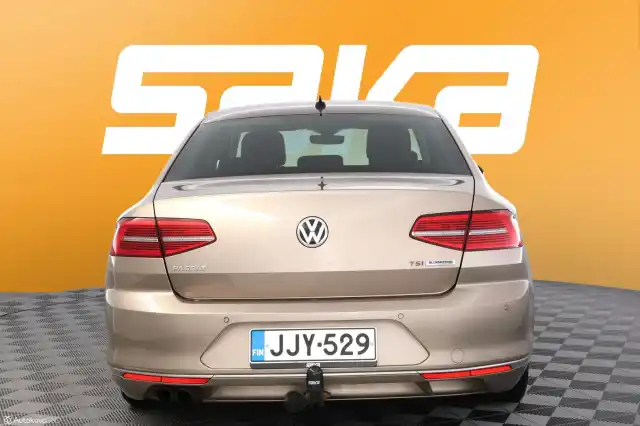 Ruskea Sedan, Volkswagen Passat – JJY-529