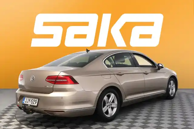 Ruskea Sedan, Volkswagen Passat – JJY-529