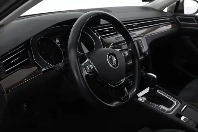 Ruskea Sedan, Volkswagen Passat – JJY-529