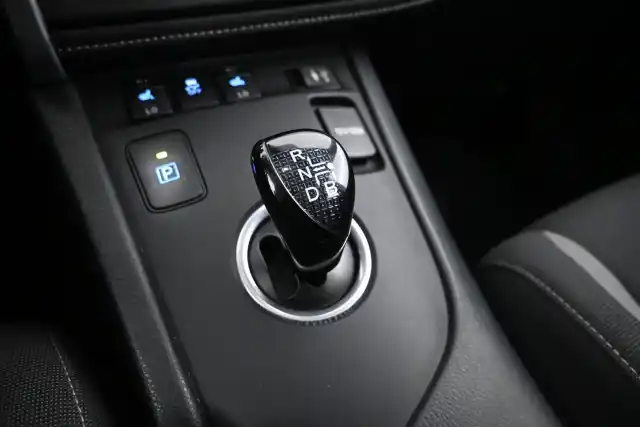 Valkoinen Viistoperä, Toyota Auris – JJZ-470
