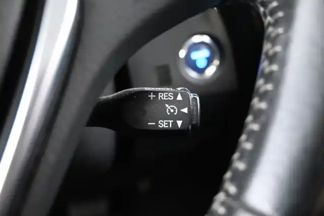 Valkoinen Viistoperä, Toyota Auris – JJZ-470