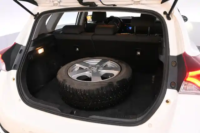 Valkoinen Viistoperä, Toyota Auris – JJZ-470