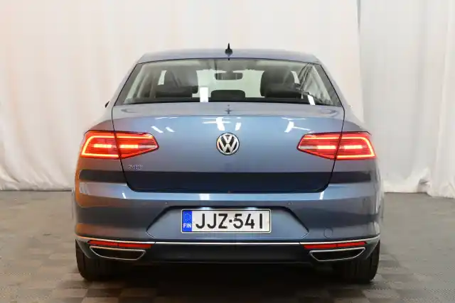 Sininen Sedan, Volkswagen Passat – JJZ-541