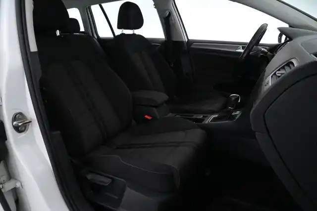 Valkoinen Farmari, Volkswagen Golf – JKA-155