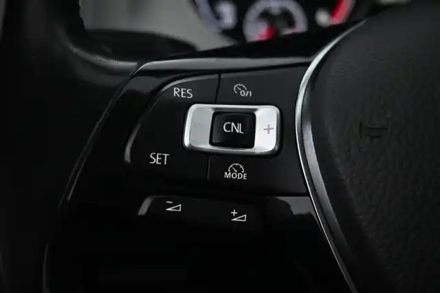 Valkoinen Farmari, Volkswagen Golf – JKA-155