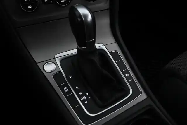 Valkoinen Farmari, Volkswagen Golf – JKA-155