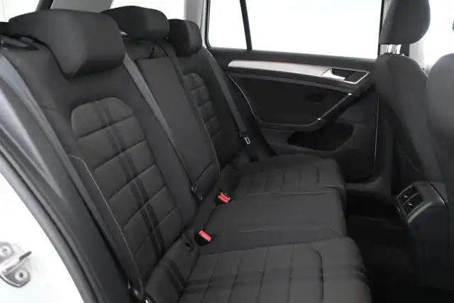 Valkoinen Farmari, Volkswagen Golf – JKA-155