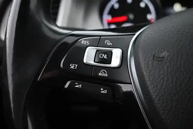 Valkoinen Farmari, Volkswagen Golf – JKA-155