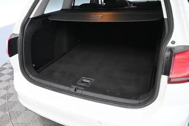 Valkoinen Farmari, Volkswagen Golf – JKA-155