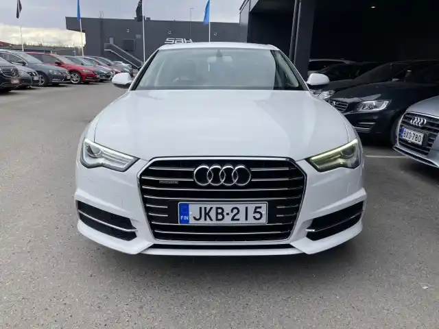 Valkoinen Sedan, Audi A6 – JKB-215