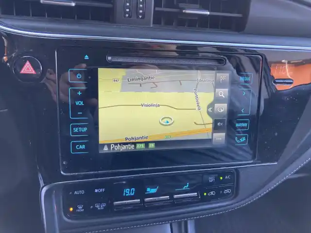 Harmaa Viistoperä, Toyota Auris – JKB-612