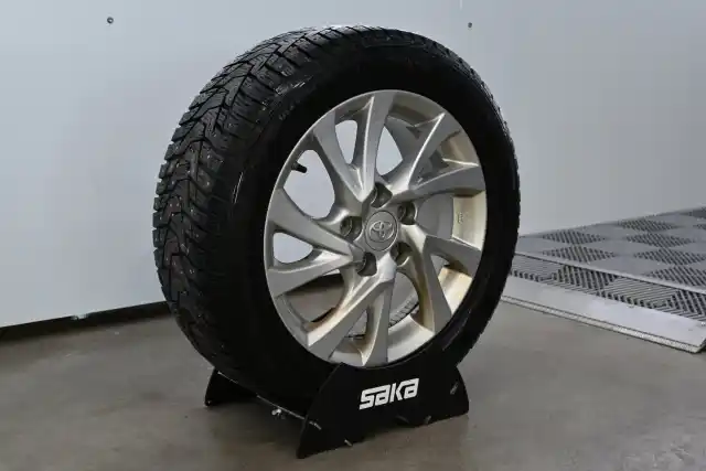 Harmaa Viistoperä, Toyota Auris – JKB-612