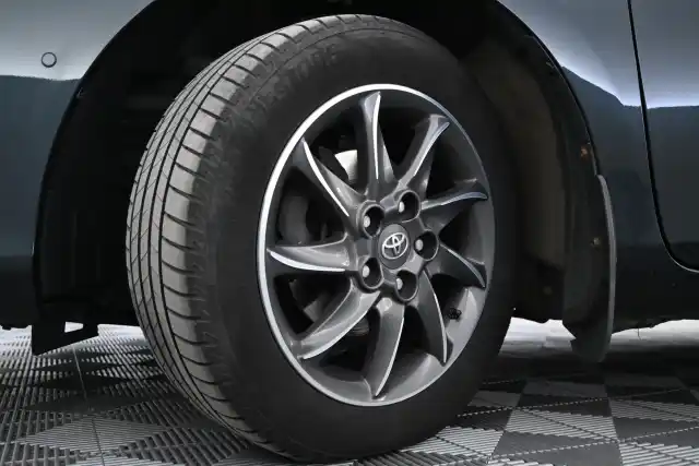 Harmaa Viistoperä, Toyota Auris – JKB-612