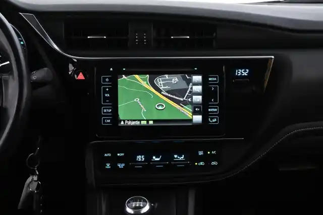 Harmaa Viistoperä, Toyota Auris – JKB-612