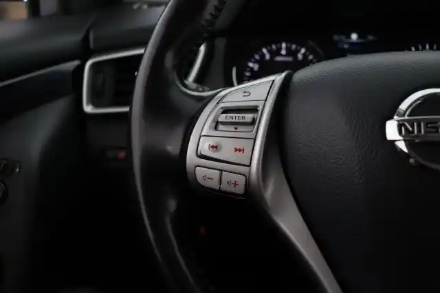 Valkoinen Maastoauto, Nissan Qashqai – JKC-249