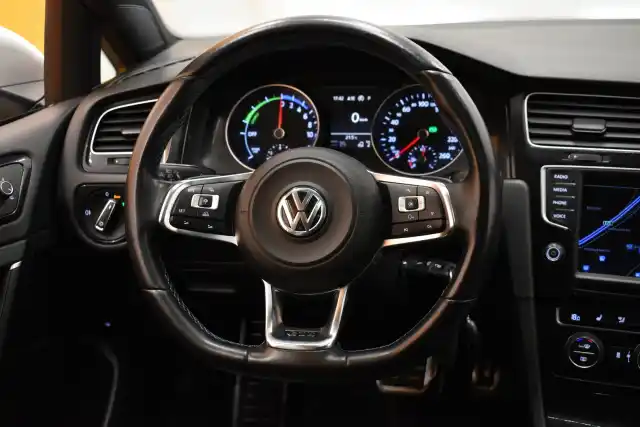 Valkoinen Viistoperä, Volkswagen Golf – JKC-937