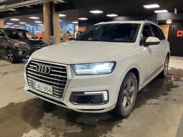 Valkoinen Maastoauto, Audi Q7 – JKC-954