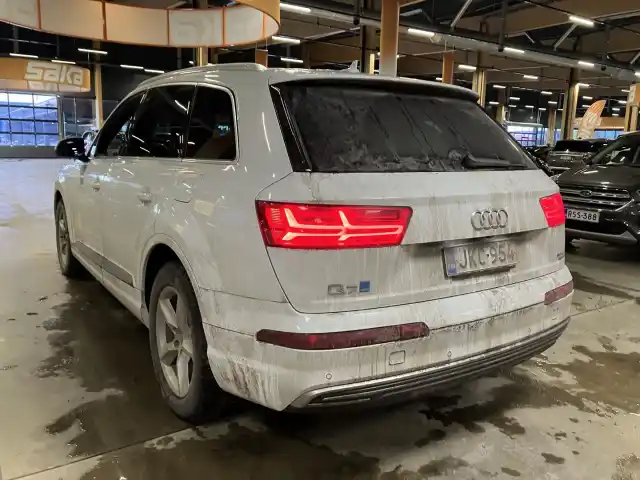 Valkoinen Maastoauto, Audi Q7 – JKC-954