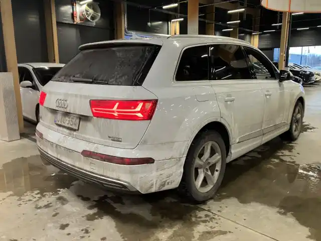 Valkoinen Maastoauto, Audi Q7 – JKC-954