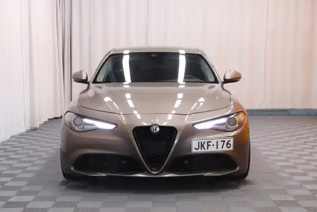 Ruskea Sedan, Alfa Romeo Giulia – JKF-176