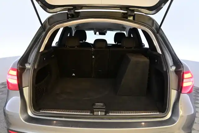 Harmaa Maastoauto, Mercedes-Benz GLC – JKF-382
