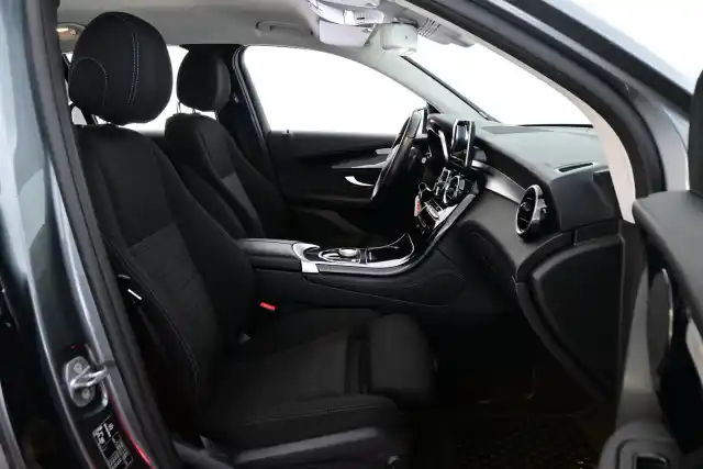 Harmaa Maastoauto, Mercedes-Benz GLC – JKF-382