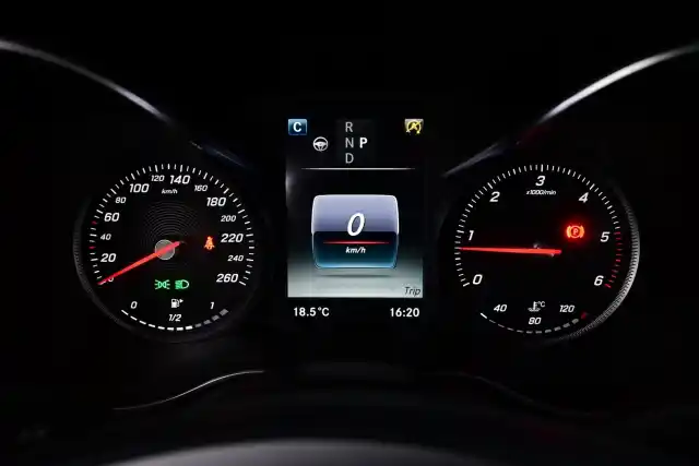 Harmaa Maastoauto, Mercedes-Benz GLC – JKF-382