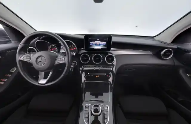 Harmaa Maastoauto, Mercedes-Benz GLC – JKF-382