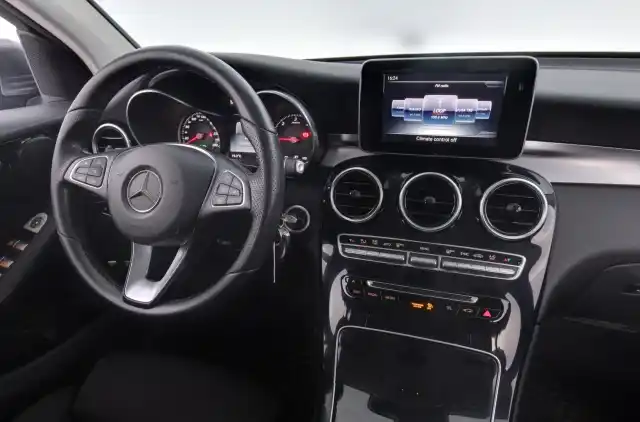 Harmaa Maastoauto, Mercedes-Benz GLC – JKF-382