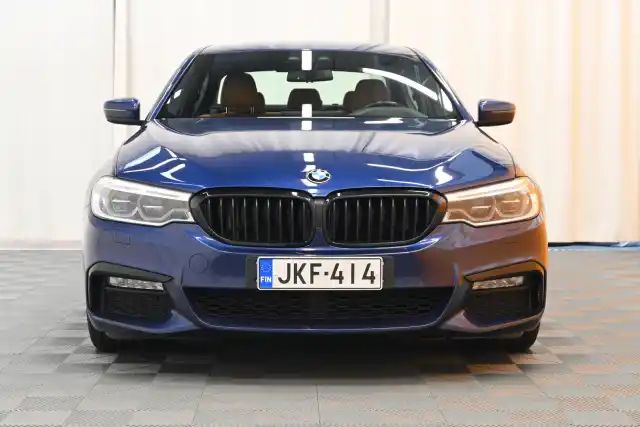 Sininen Sedan, BMW 520 – JKF-414