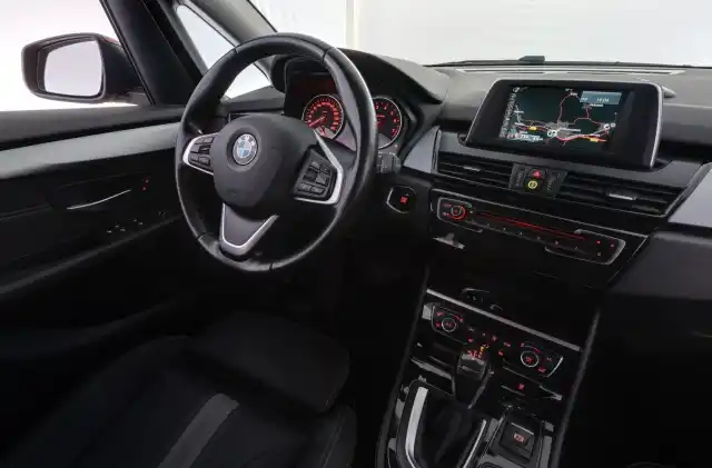 Punainen Tila-auto, BMW 225 – JKF-441